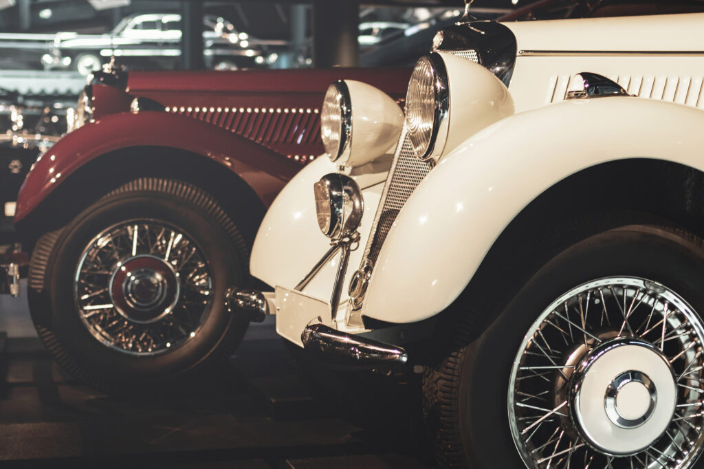 Diese aufwändig restaurierten Oldtimer, auf einer Ausstellung aufgenommen, zeigen eindrucksvoll, daß der Wert eines Wagens sich auch ideell bemisst.